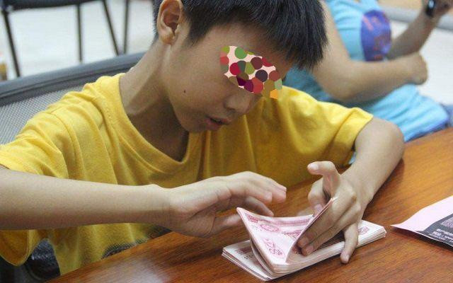 Con trai ăn cắp 700.000 đồng mua đồ chơi, người cha xử lý cực khéo khiến con không bao giờ dám tái phạm