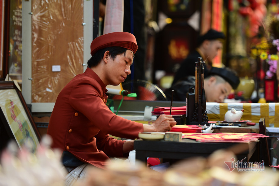 Ông đồ lại được dịp "vào mùa" khi vẽ chữ thư pháp, câu đối, tên cho du khách, tuỳ yêu cầu mà mỗi bức có giá từ vài chục đến vài trăm ngàn Con đường hoa mai rực rỡ sắc xuân ở Sài Gòn