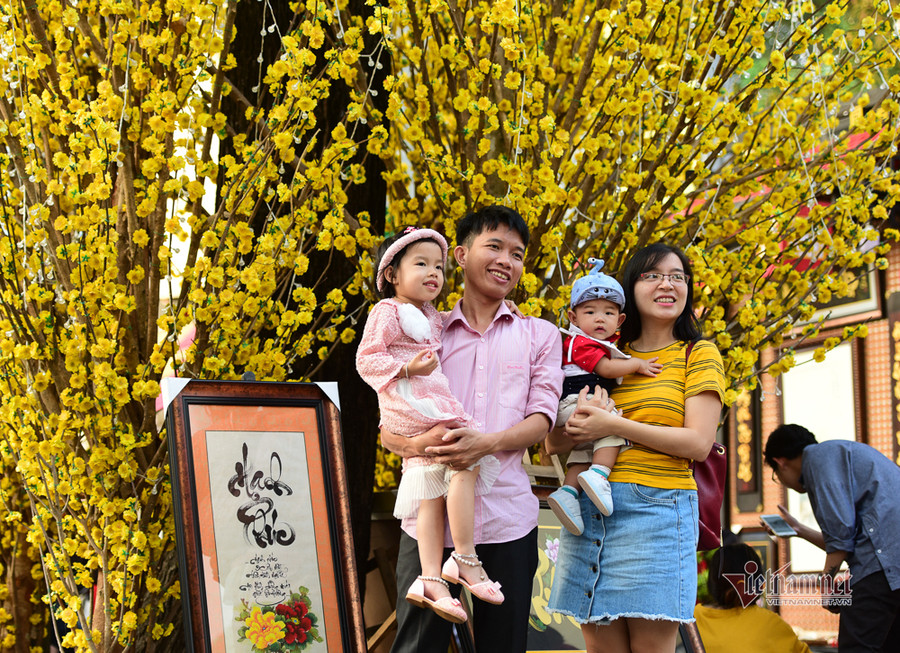 Dịp cuối tuần những ông bố bà mẹ cũng đưa con đi dạo phố ông đồ, ngắm vườn mai để tận hưởng không khíTếtđang cận kề Con đường hoa mai rực rỡ sắc xuân ở Sài Gòn