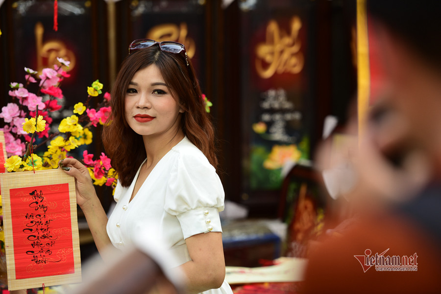 Phố ông đồ cùng đường mai luôn là nơi yêu thích ở TP.HCM mỗi khi xuân về để các cô gái thoả sức chụp ảnh Con đường hoa mai rực rỡ sắc xuân ở Sài Gòn