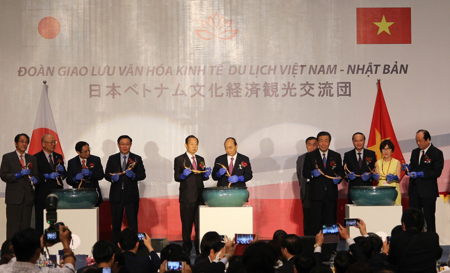 Thủ tướng Nguyễn Xuân Phúc và Tổng Thư ký Nikai Toshihiro thực hiện nghi thức trồng sen Oga tại đêm giao lưu.