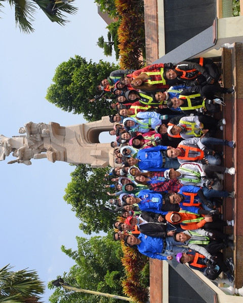 Đoàn Cán bộ, sinh viên Trường Cao đẳng Đại Việt Sài Gòn tại tượng đài chiến thắng