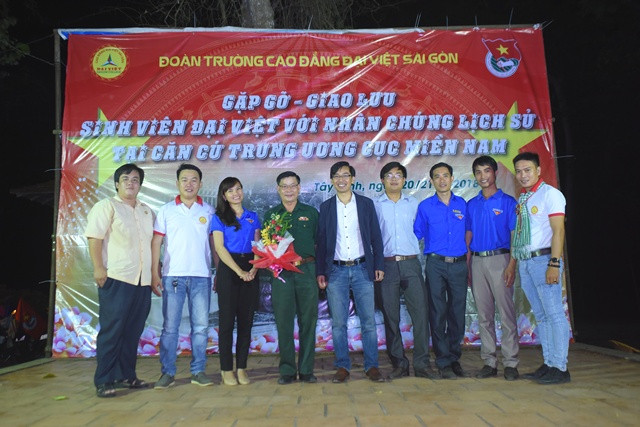 Hoạt động gặp gỡ, giao lưu với các chứng nhân lịch sử tại Căn cứ Trung ương Cục Miền Nam mang lại nhiều cảm xúc cho sinh viên Đại Việt Sài Gòn