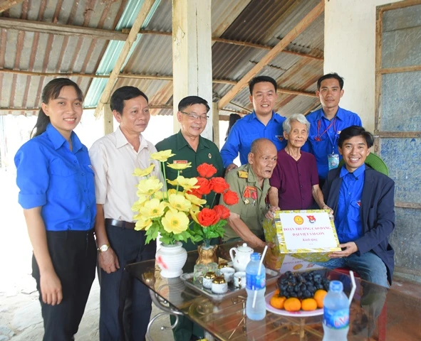 Tiến sĩ Lê Lâm(phải)- Hiệu trưởng Trường Cao đẳng Đại Việt Sài Gòn trao tặng quà cho một cự chiến binh 