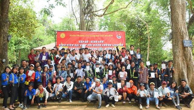 Các sinh viên Cao đẳng Đại Việt Sài Gòn tại Căn cứ Trung ương Cục Miền Nam