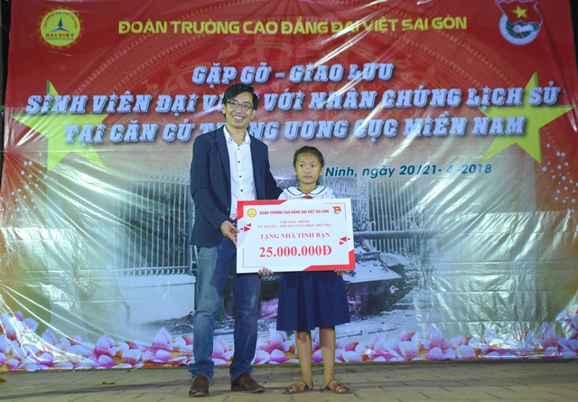 Tiến sĩ Lê Lâm-Hiệu trưởng Trường Cao đẳng Đại Việt Sài Gòn trao tặng nhà tình bạn cho gia đình một em học sinh