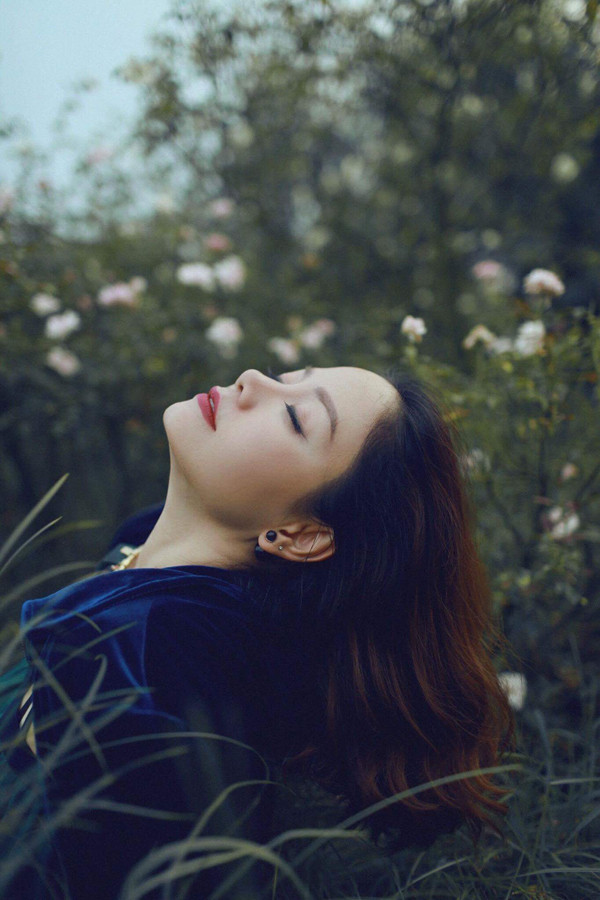 Bộ ảnh được thực hiện với sự hỗ trợ của nhiếp ảnhTrương Đại Dương, stylist Tâm Nguyễn, trang điểm Hà Quyên, làm tóc Huyền Hương, người mẫu Tâm My. trang-phuc-mua-thu-cho-nang-yeu-su-lang-man-9