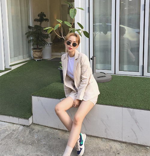 3-cach-dien-blazer-kieu-moi-de-khong-bi-gia-dau-gia-don-11