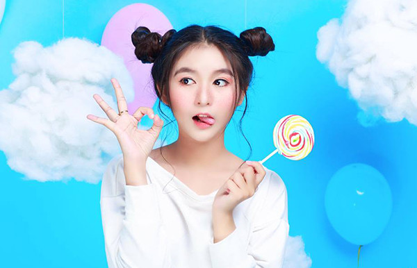“Hot girl mắt to” Phương Quỳnh lại gây sốt mạng với ảnh thẻ xinh xắn ảnh 2 Năm 2015, Quỳnh tham gia 2 bộ phim “Bữa tối của diều hâu” vai Hoa tiên và “Ánh sáng thiên đường” vai Sen. Cô nhận được giải thưởng diễn viên triển vọng cúp truyền hình Ngôi sao xanh trong phim “Ầu ơ ví dầu”.