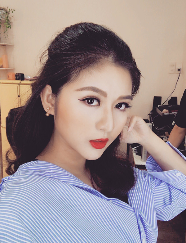 “Hot girl mắt to” Phương Quỳnh lại gây sốt mạng với ảnh thẻ xinh xắn ảnh 8 Quỳnh nói thêm: “Song song với việc làm nghệ thuật, em cũng mong muốn mình hoàn thành thật tốt việc học đại học, nếu có cơ hội và nếu cảm thấy đam mê với ngành Quản lí nhà nước e sẽ học Thạc sĩ hoặc học thêm văn bằng 2 ngành tâm lí học. Vì ngoài yêu thích nghệ thuật em còn thích được trải nghiệm về tâm hồn, cảm xúc với mọi người”.