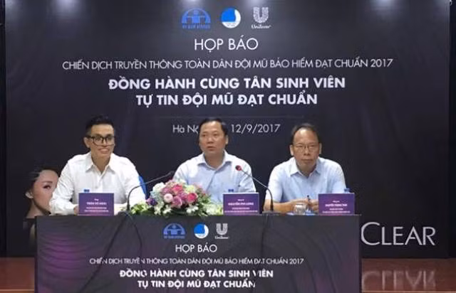 Ban tổ chức trả lời họp báo.