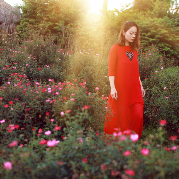 Đan xen giữa họa tiết và tông màu dịu nhẹ là sắc đỏ nồng ấm với thiết kế váy suông không kén dáng. trang-phuc-mua-thu-cho-nang-yeu-su-lang-man-7