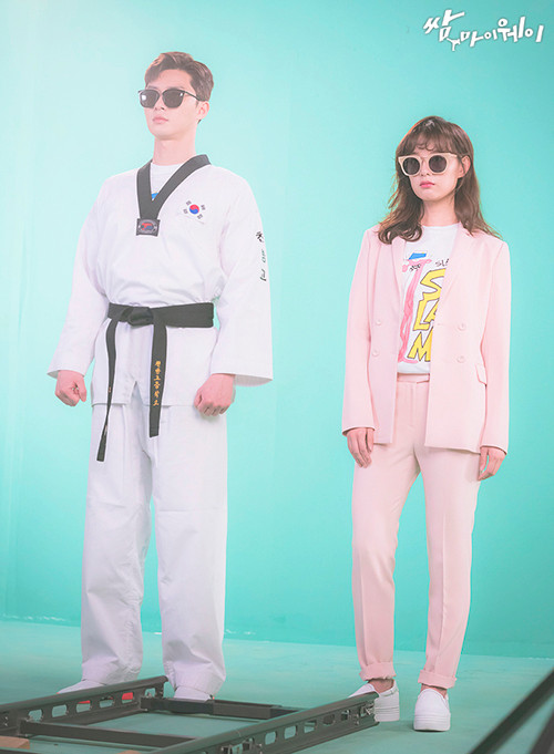 3-cach-dien-blazer-kieu-moi-de-khong-bi-gia-dau-gia-don