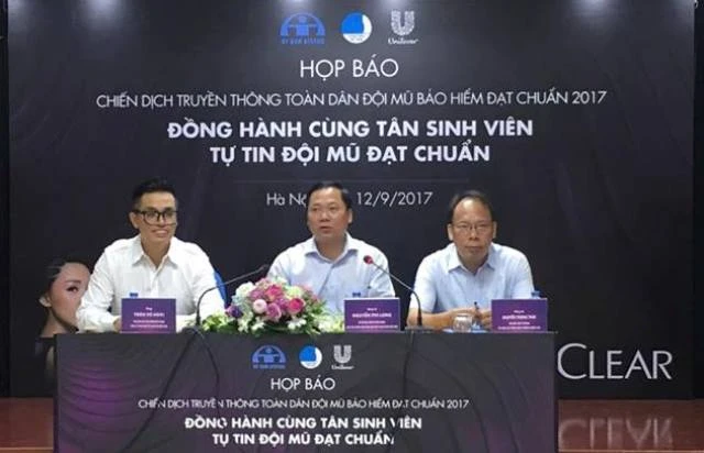 Ban tổ chức trả lời họp báo.