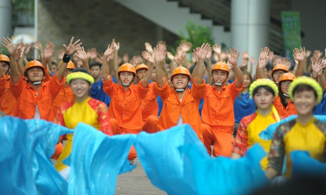 Sinh viên Đại học xây dựng nhảy flasmosh ấn tượng