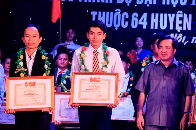 Nguyễn Anh Khoa (áo trắng) được Trung Ương Đoàn tuyên dương