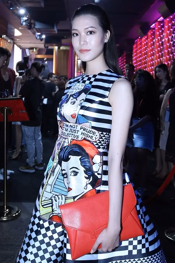 Hoa hậu Thùy Dung theo mốt váy họa tiết hình học ảnh 2