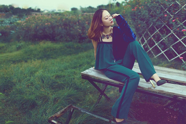 Khi thu về, chất liệu nhung cũng đánh dấu sự trở lại của mình. Nó được sử dụng để tạo nên các mẫu áo choàng mỏng, áo khoác lửng để tô điểm cho từng set đồ. trang-phuc-mua-thu-cho-nang-yeu-su-lang-man-3