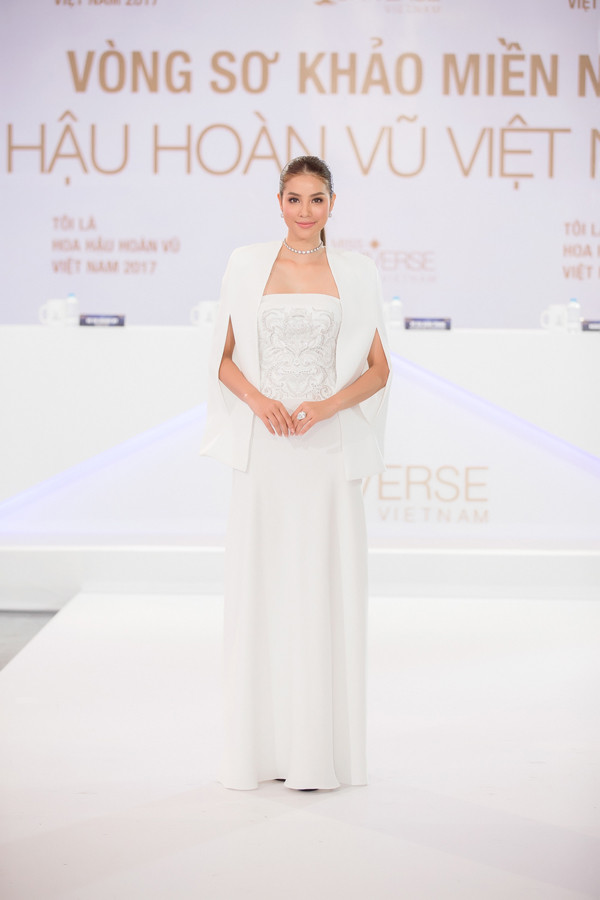 Ngày 11/9, Phạm Hương tiếp tục có mặt trong buổi sơ khảo thứ hai của thí sinh Hoa hậu Hoàn vũ Việt Nam 2017. pham-huong-day-quyen-luc-khi-lam-co-van-cho-hoa-hau-hoan-vu-viet-nam