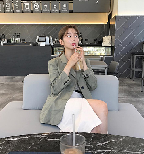 3-cach-dien-blazer-kieu-moi-de-khong-bi-gia-dau-gia-don-9