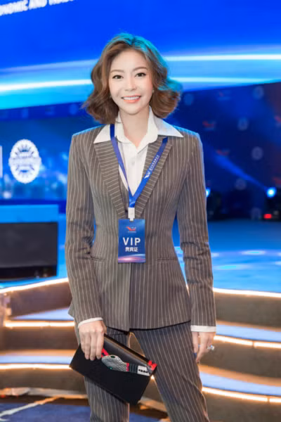 hoa-hau-hai-duong-dien-vest-thanh-lich-du-su-kien-tai-thai-lan