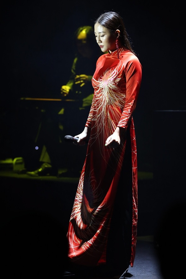 Hoa hậu Thùy Dung theo mốt váy họa tiết hình học ảnh 6 Hoa hậu Thùy Dung theo mốt váy họa tiết hình học ảnh 6