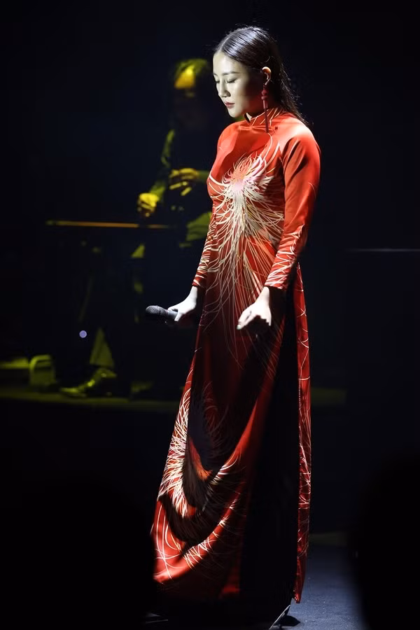 Hoa hậu Thùy Dung theo mốt váy họa tiết hình học ảnh 6