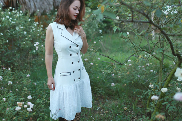 Thiết kế thanh lịch với kiểu đầm liền thân bắt nguồn từ mốt váy vest sang trọng. Đường viền cho cổ áo, nắp túi có gam màu tương phản tạo nên bố cục chặt chẽ cho mẫu thiết kế. trang-phuc-mua-thu-cho-nang-yeu-su-lang-man-1