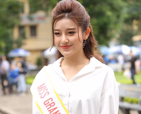 Á hậu Huyền My xinh tươi rạng rỡ