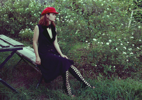 Cách diện váy cổ vest cho bạn gái yêu vẻ đẹp sexy với mẫu áo xẻ ngực sâukết hợp cùng bốt chiến binh cổ cao. trang-phuc-mua-thu-cho-nang-yeu-su-lang-man-8