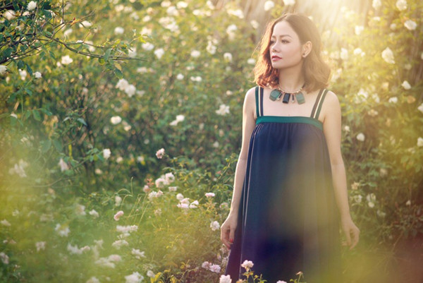 Thiết kế váy hai dây với phần thân rộng rãi vừa có khả năng tôn nét sexy vừa mang lại cảm giác thoải mái cho phái đẹp. trang-phuc-mua-thu-cho-nang-yeu-su-lang-man-5