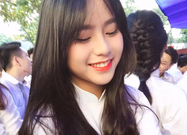 Nữ sinh 10X Hưng Yên được chú ý nhờ nụ cười trong veo trong tà áo dài