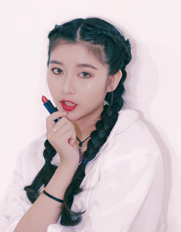 “Hot girl mắt to” Phương Quỳnh lại gây sốt mạng với ảnh thẻ xinh xắn ảnh 9 Sở thích của hot girl có đôi mắt to là đọc sách nhất là sách về tâm lý, được trải nghiệm những việc mới mẻ trong cuộc sống, chụp ảnh và nghe những người khác chia sẻ những câu chuyện đời thường.