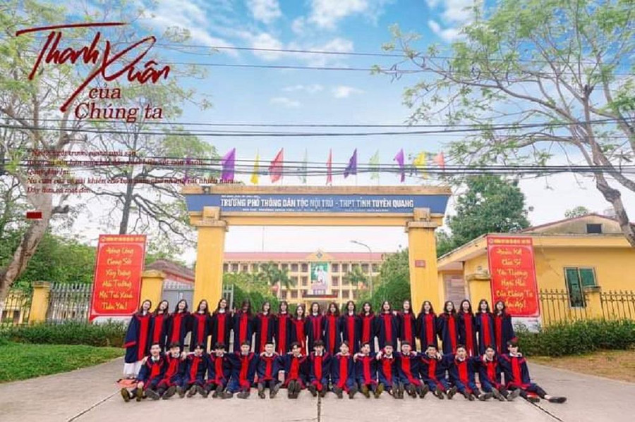 Tập thể lớp 12C - trường PTDTNT THPT tỉnh Tuyên Quang