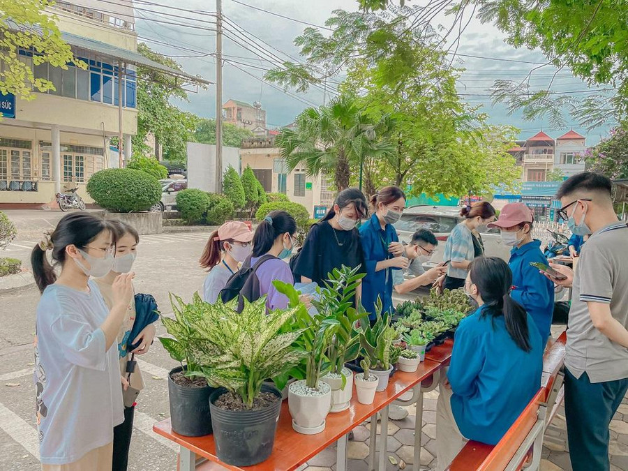 Chương trình đổi rác lấy cây thu hút đông đảo sinh viên và người dân xung quanh tham dự