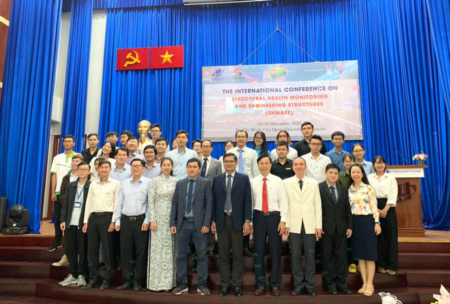Các đại biểu tham gia hội thảo chụp hình lưu niệm
