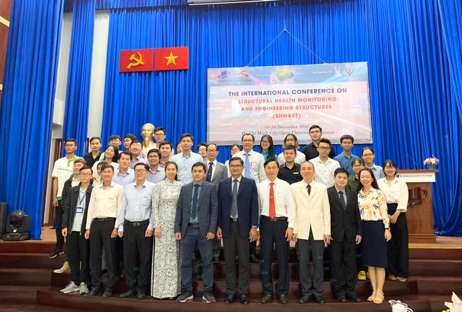 Các đại biểu tham gia hội thảo chụp hình lưu niệm