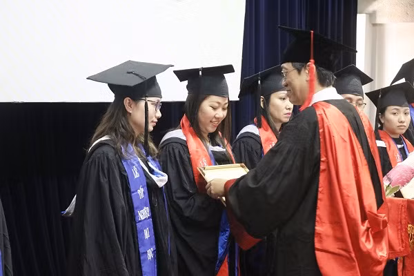 Đại diện Ban giám hiệu nhà trường trao bằng tốt nghiệp cho các học viên