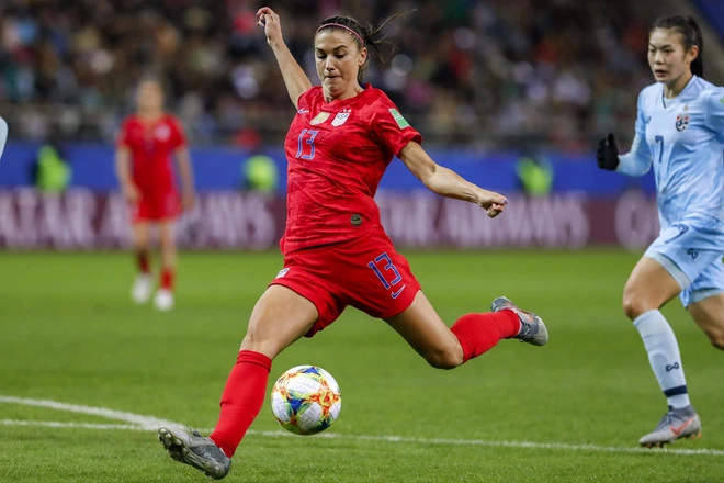 Tuyển nữ Thái Lan thành "bia tập bắn" cho Alex Morgan cùng các đồng đội.