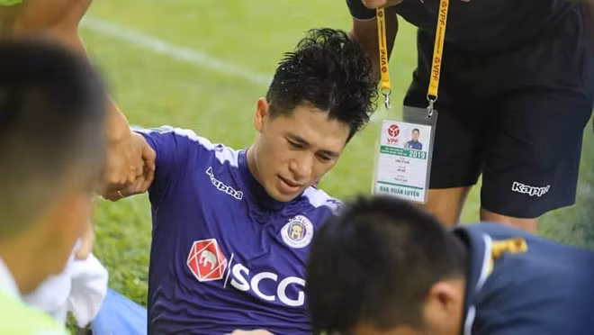Trần Đình Trọng bị dính chấn thương trong trận gặp HAGL ở vòng 12 V-League 2019