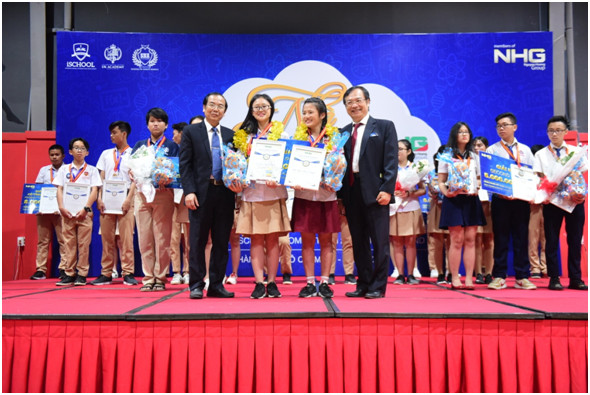 TS. Đinh Quang Nương và TS. Đỗ Mạnh Cường trao giải Nhất hội thi cho dự án “Công tắc WIFI” (Bộ điều khiển hỗ trợ người khuyết tật” TS. Đinh Quang Nương và TS. Đỗ Mạnh Cường trao giải Nhất hội thi cho dự án “Công tắc WIFI” (Bộ điều khiển hỗ trợ người khuyết tật”