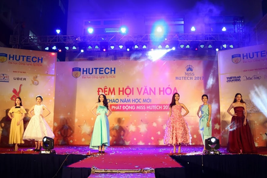 Những cô gái xinh đẹp rạng ngời của Miss HUTECH đã biến sân khấu thành sàn catwalk chuyên nghiệp với màn trình diễn trang phục dạ hội vô cùng ấn tượng