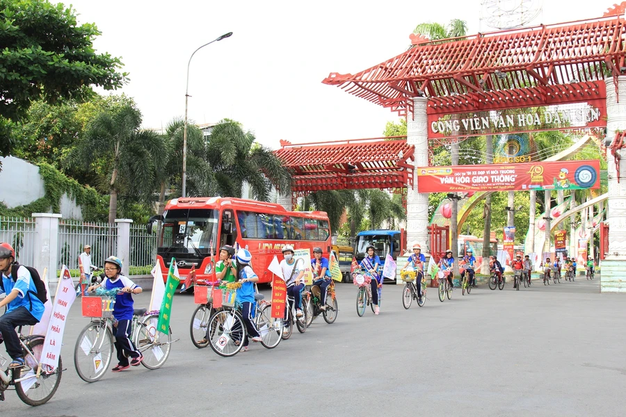 Học sinh diễu hành bằng xe đạp