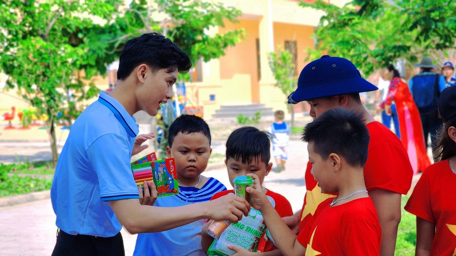 Tại hành trình Trường Sa thân yêu, Tân đã được gặp gỡ, sẻ chia với các em thiếu nhi. Tại hành trình Trường Sa thân yêu, Tân đã được gặp gỡ, sẻ chia với các em thiếu nhi.