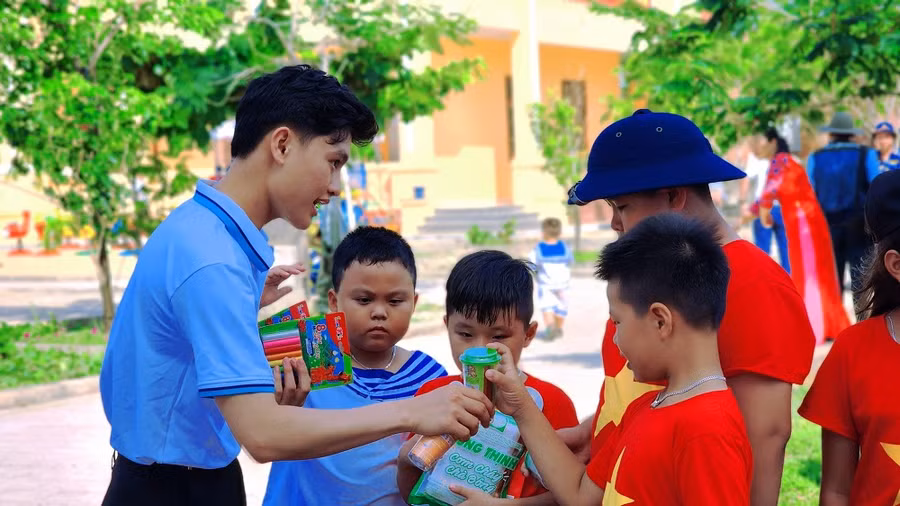 Tại hành trình Trường Sa thân yêu, Tân đã được gặp gỡ, sẻ chia với các em thiếu nhi.