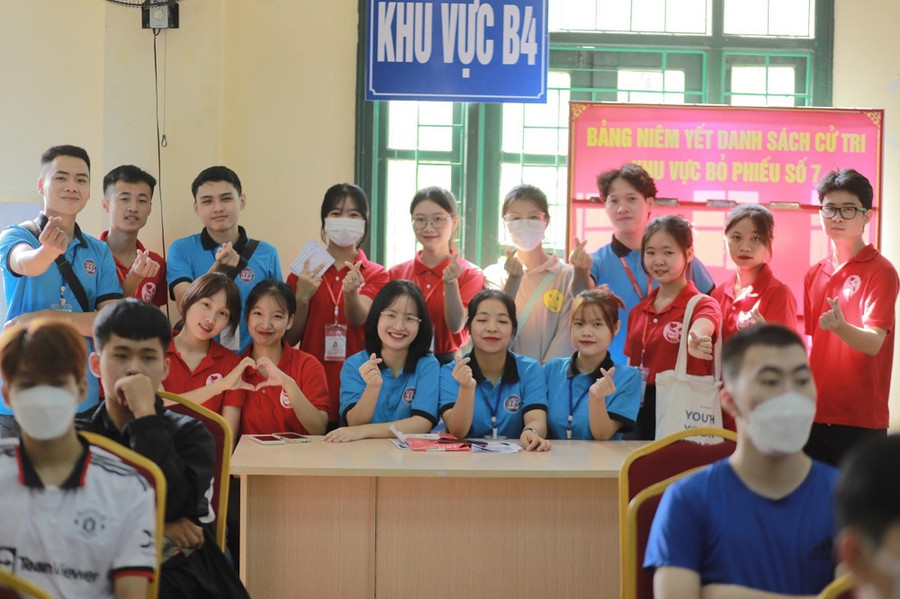 Không chỉ có thành tích học tập đáng nể, Linh Huệ còn tích cực trong các hoạt động Đoàn, Hội và phong trào thanh thiếu niên. Không chỉ có thành tích học tập đáng nể, Linh Huệ còn tích cực trong các hoạt động Đoàn, Hội và phong trào thanh thiếu niên.