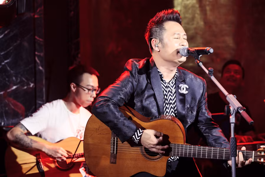 Bằng Kiều xúc động vì được tặng điếu cày trên sân khấu kỷ niệm 30 năm ca hát - Ảnh 4.