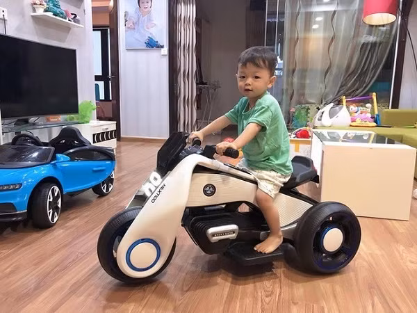 Cuộc sống trái ngược của 2 chân dài rời công ty Vũ Khắc Tiệp ảnh 2 Cuộc sống trái ngược của 2 chân dài rời Công ty của Vũ Khắc Tiệp