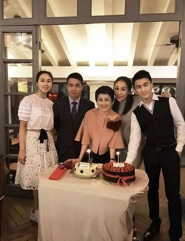 Một bước thành phượng hoàng của vũ nữ khi trở thành "vợ tư" của tỷ phú già hình ảnh 7 mot buoc thanh phuong hoang cua vu nu khi tro thanh "vo tu" cua ty phu gia hinh anh 7