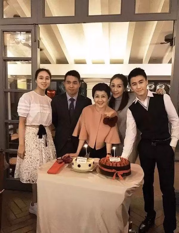 mot buoc thanh phuong hoang cua vu nu khi tro thanh "vo tu" cua ty phu gia hinh anh 7